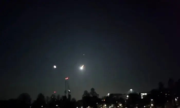 Астероид освещает небо над каналом, создавая эффект падающей звезды