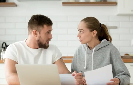 5 вербальных сигналов, которые означают, что кто-то лжет, по мнению юристов и терапевтов