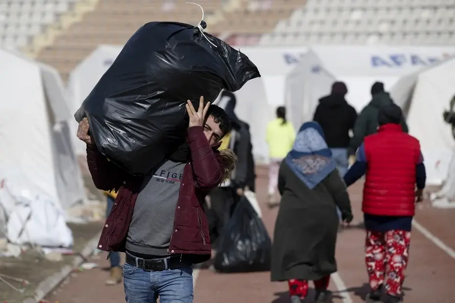 Марш мародеров: банды грабителей гонят из Турции спасателей