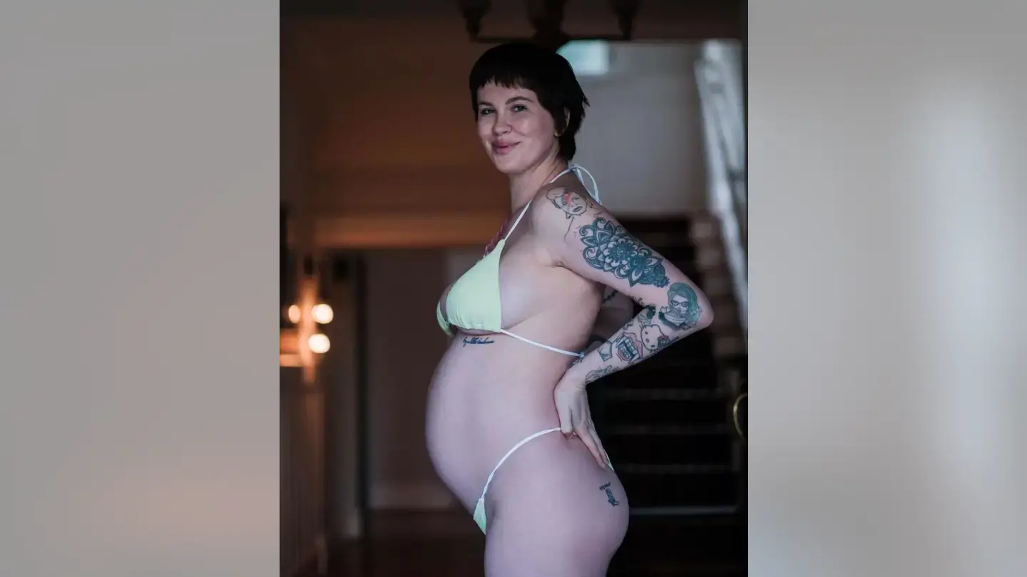 Дочь Алека Болдуина Айрленд продемонстрировала свой животик в откровенном бикини.