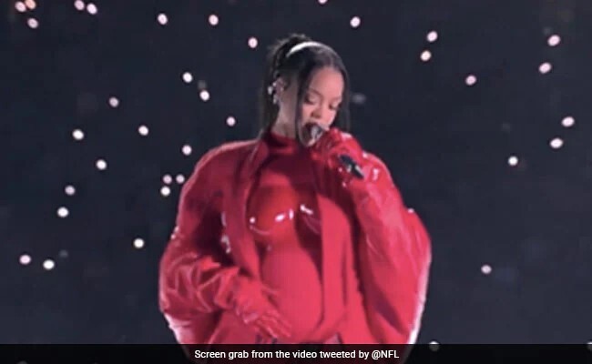 Рианна, снова беременная, хвастается животиком на шоу в перерыве между таймами Суперкубка