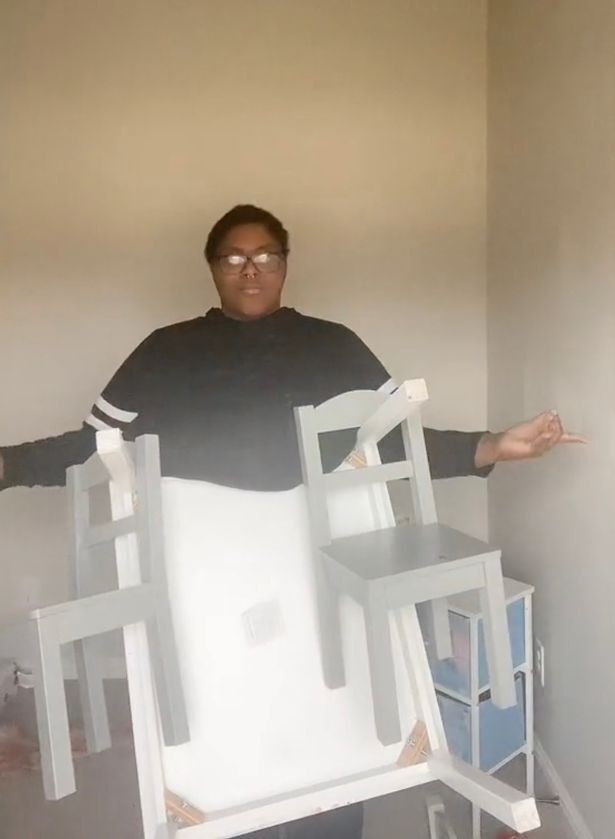 Женщины поднимают мебель в странном вирусном тренде