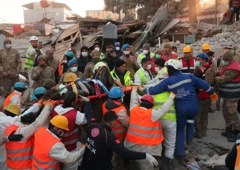 Девять выживших извлечены из-под обломков Турции, число погибших при землетрясении превысило 41 000 человек.