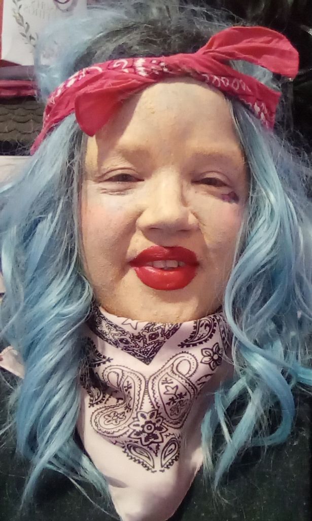 Татуированная мама закрывает татуированное лицо макияжем и выглядит неузнаваемой – напугала детей и собаку