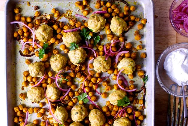 Фрикадельки на сковороде с хрустящим нутом с куркумой