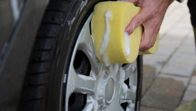 Сотрудник автомойки украл 1200 евро из машины, которую пригнала на мойку женщина.