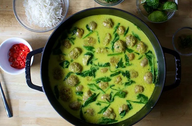 Фрикадельки тушеные имбирные в кокосовом бульоне