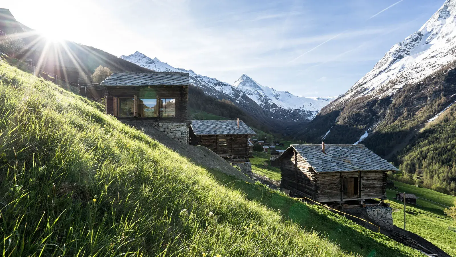 Гениально спроектированные сараи на сваях содержали целые общины в Швейцарских Альпах