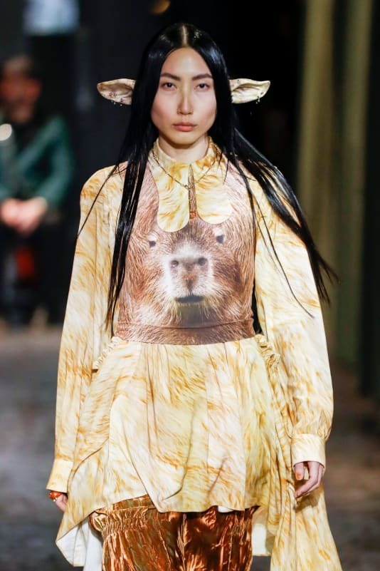 На Неделе моды в Нью-Йорке новые коллекции представляли собой сочетание практичности и причудливости.