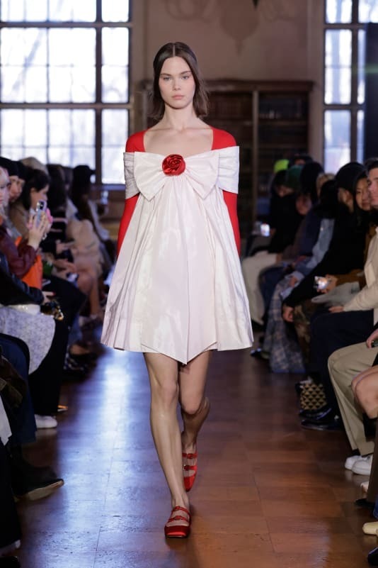 На Неделе моды в Нью-Йорке новые коллекции представляли собой сочетание практичности и причудливости.