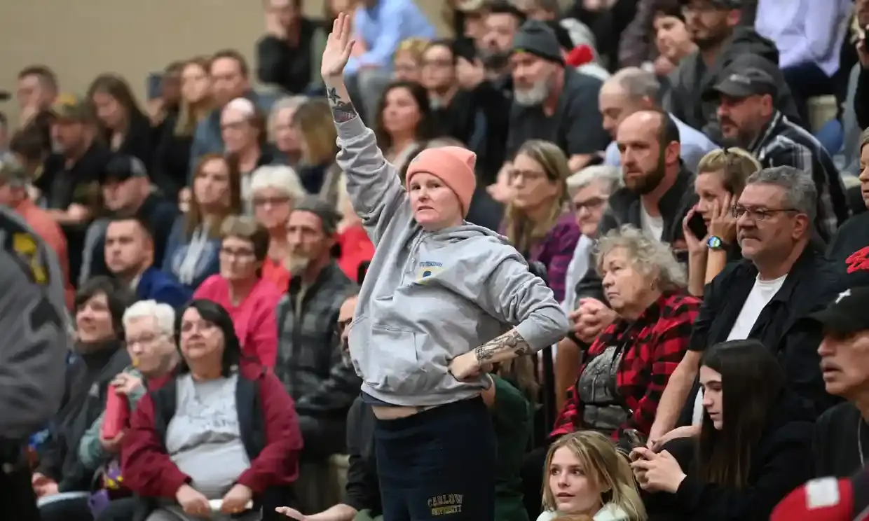 И кто за это ответит, жители Огайо требуют ответов через две недели после крушения поезда с токсичными химическими веществами