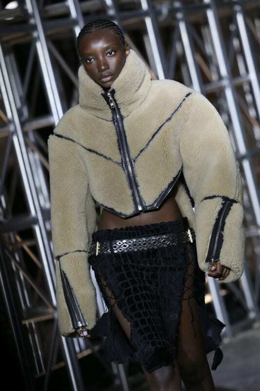 На Неделе моды в Нью-Йорке новые коллекции представляли собой сочетание практичности и причудливости.