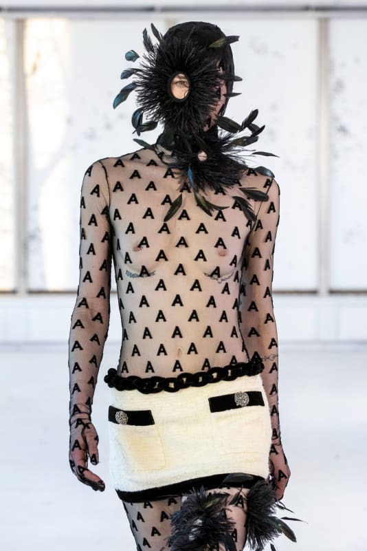 На Неделе моды в Нью-Йорке новые коллекции представляли собой сочетание практичности и причудливости.