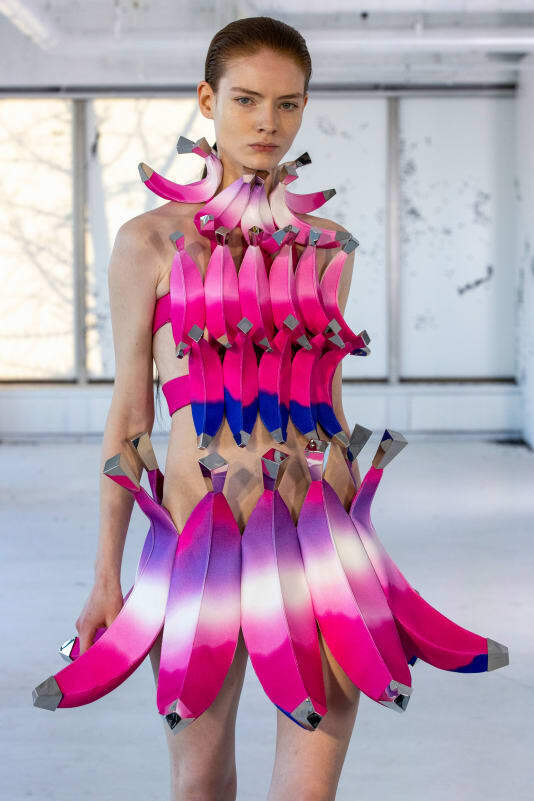 На Неделе моды в Нью-Йорке новые коллекции представляли собой сочетание практичности и причудливости.