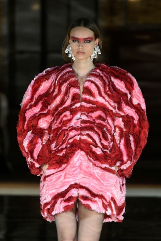 На Неделе моды в Нью-Йорке новые коллекции представляли собой сочетание практичности и причудливости.