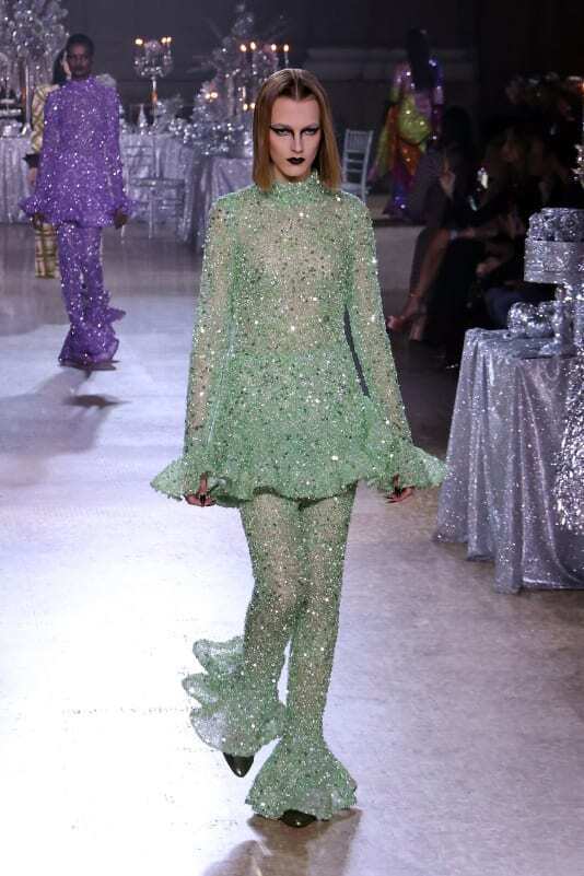 На Неделе моды в Нью-Йорке новые коллекции представляли собой сочетание практичности и причудливости.