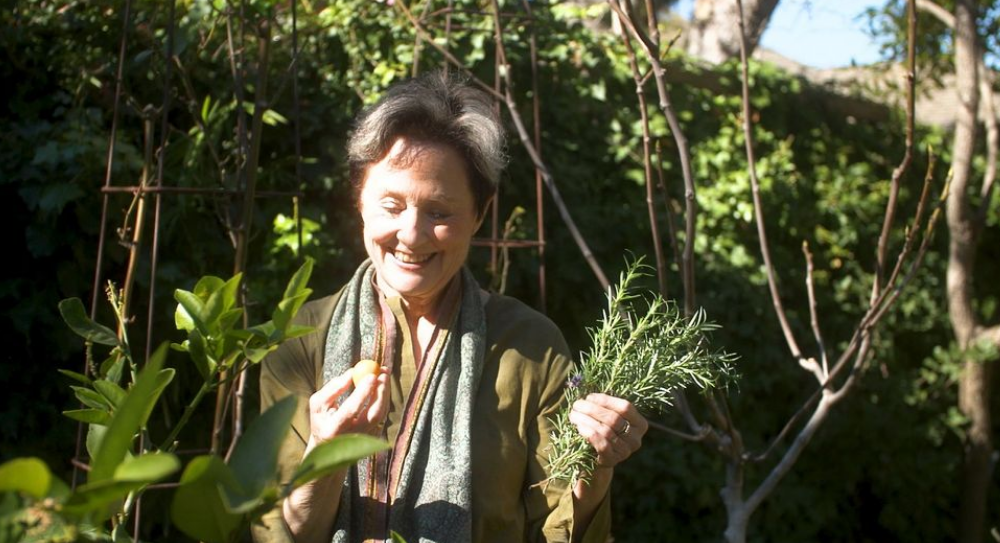 Спустя более 50 лет после открытия своего культового ресторана Chez Panisse защитник медленной еды продолжает оставаться в авангарде перемен