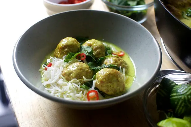 Фрикадельки тушеные имбирные в кокосовом бульоне