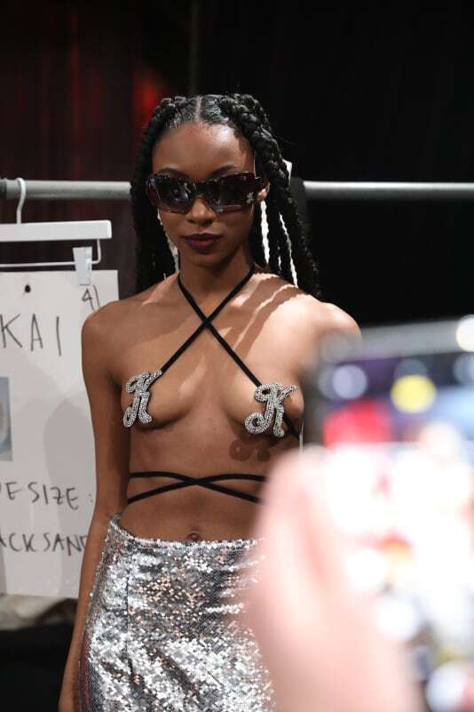 На Неделе моды в Нью-Йорке новые коллекции представляли собой сочетание практичности и причудливости.