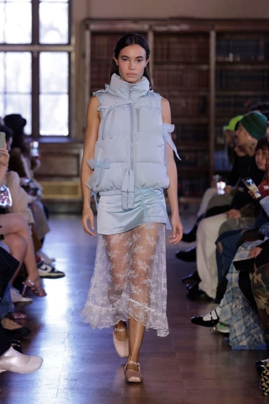 На Неделе моды в Нью-Йорке новые коллекции представляли собой сочетание практичности и причудливости.