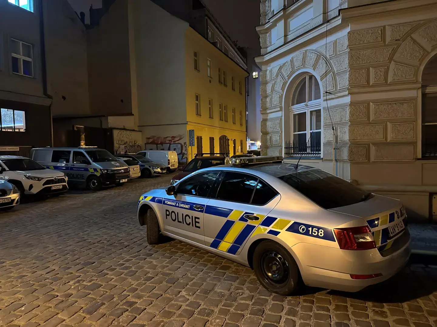 Мужчина, пытавшийся поджечь себя в центре Праги, находится в критическом состоянии