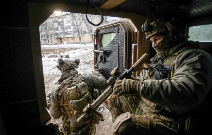 Россия окружает Бахмут, Украина вводит войска