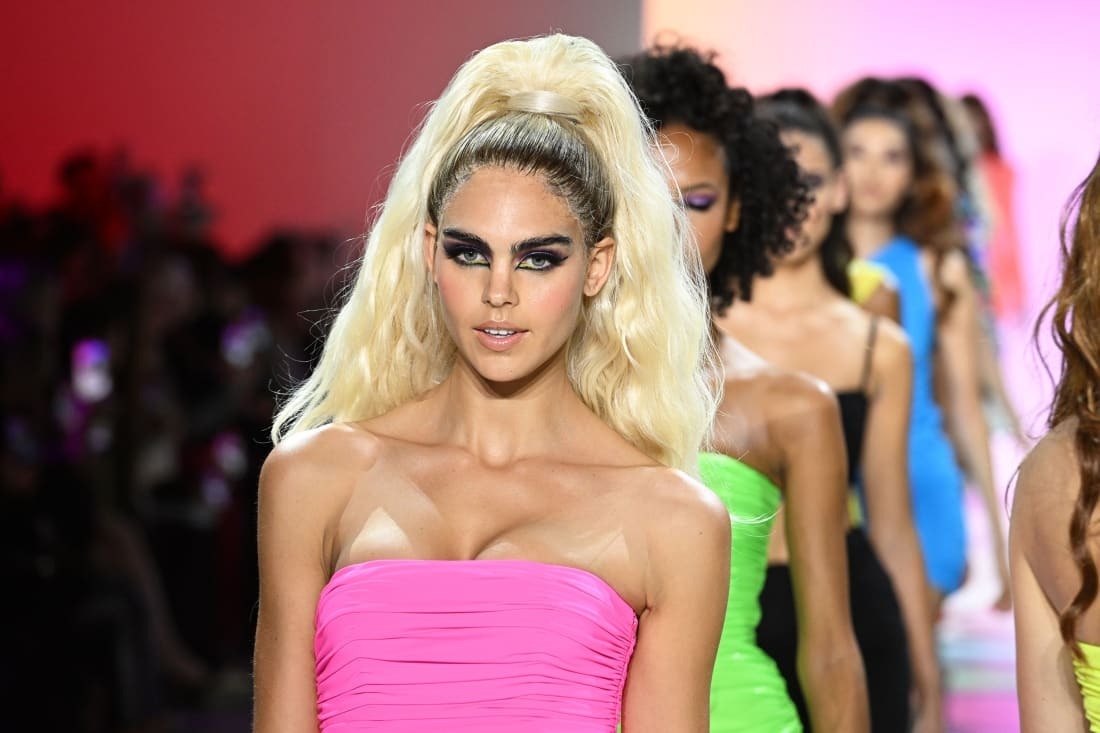 На Неделе моды в Нью-Йорке новые коллекции представляли собой сочетание практичности и причудливости.