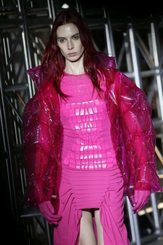 На Неделе моды в Нью-Йорке новые коллекции представляли собой сочетание практичности и причудливости.