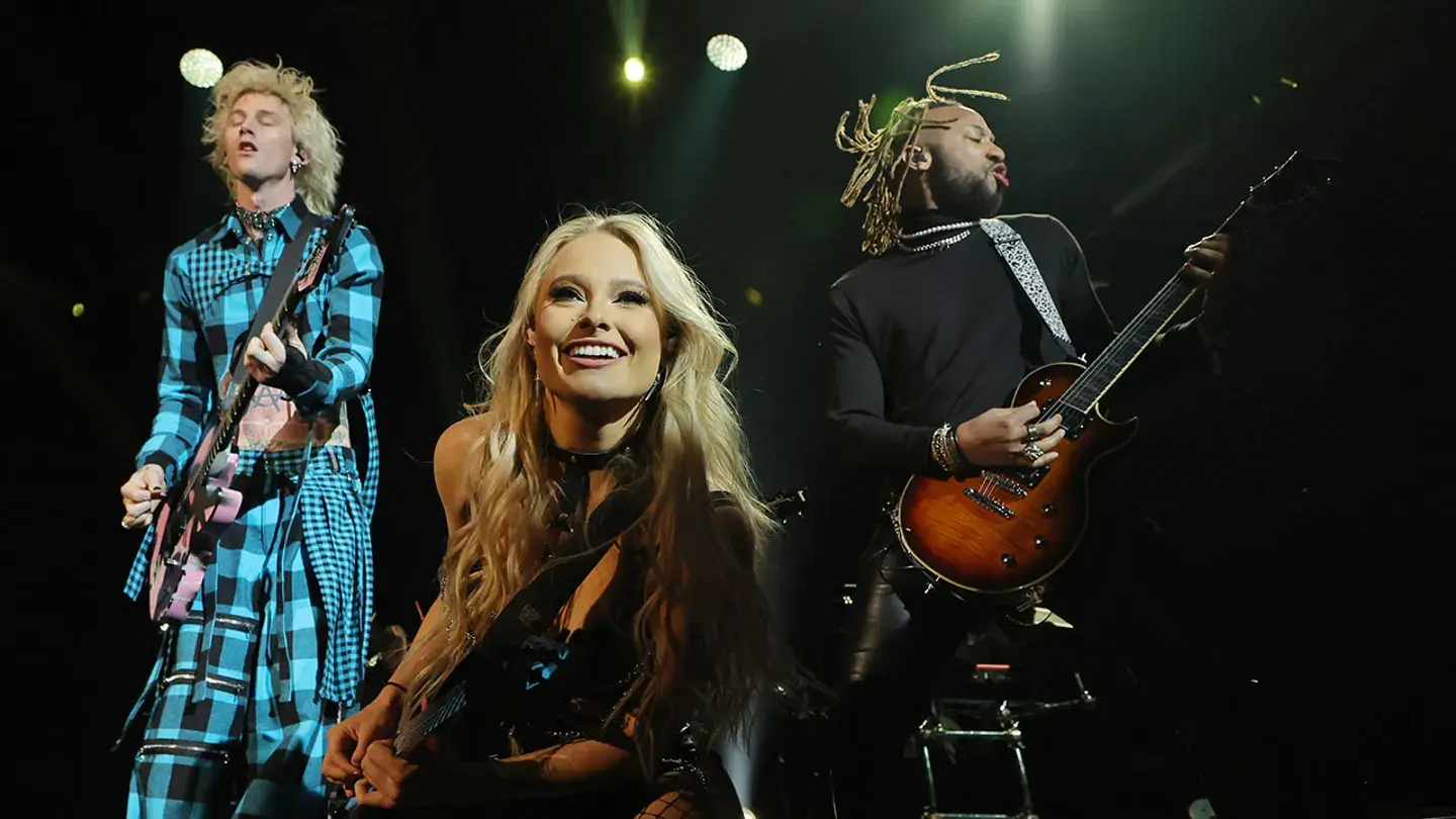 Софи Ллойд, гитаристка Machine Gun Kelly, отрицает слухи об измене как "незаслуженные обвинения