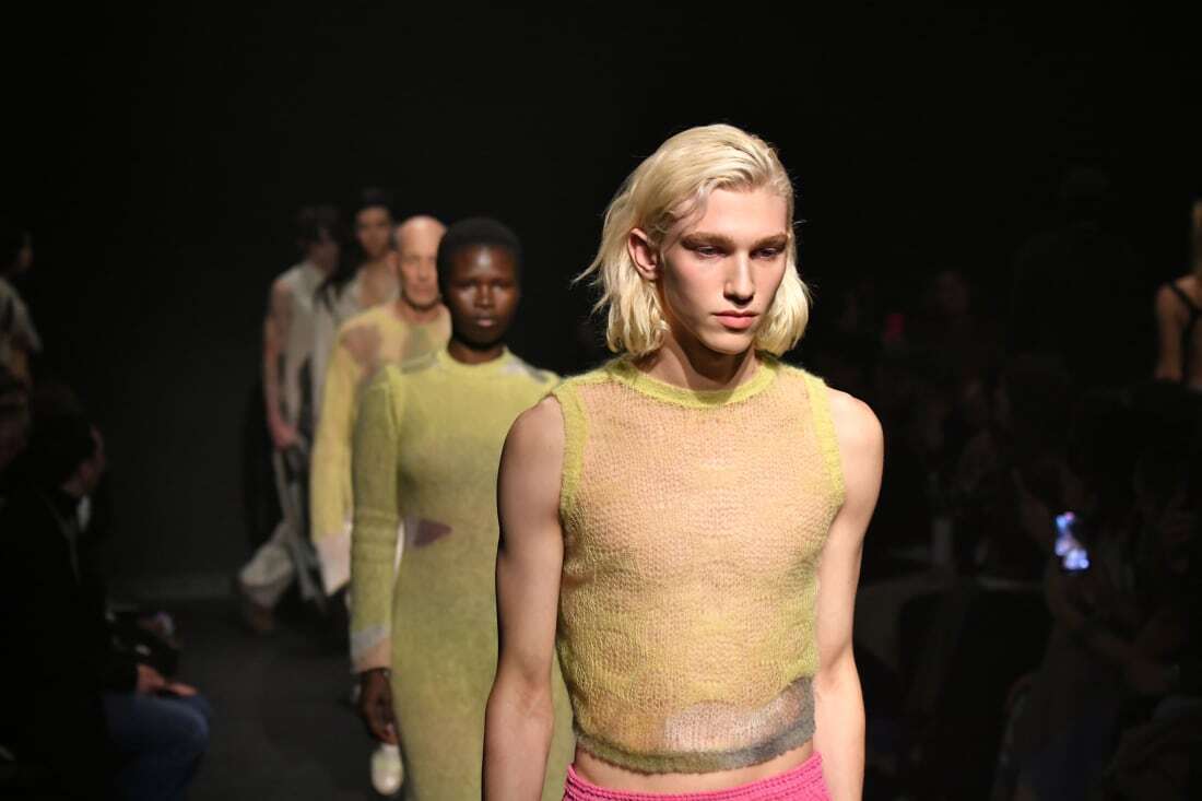 На Неделе моды в Нью-Йорке новые коллекции представляли собой сочетание практичности и причудливости.