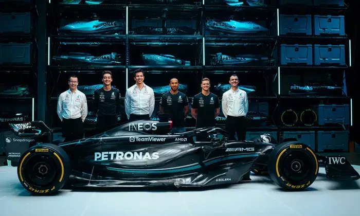 Mercedes представляет «захватывающий» новый автомобиль для сезона 2023 г.