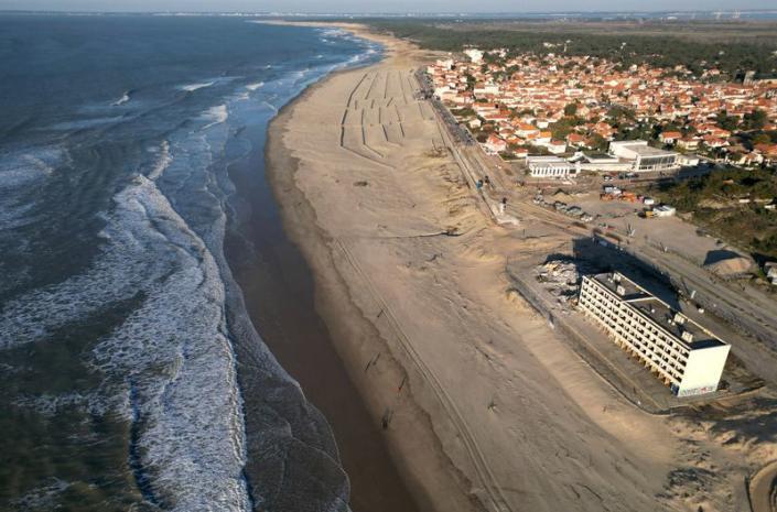 Во Франции пляжи исчезают со скоростью 2,5 метра в год.