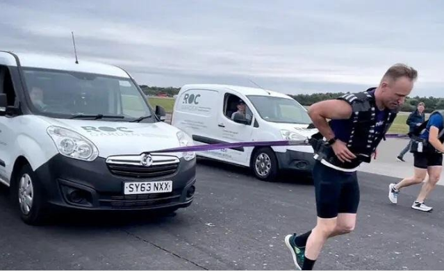 Родные братья проехали на фургоне 32 мили, чтобы совместно побить мировой рекорд