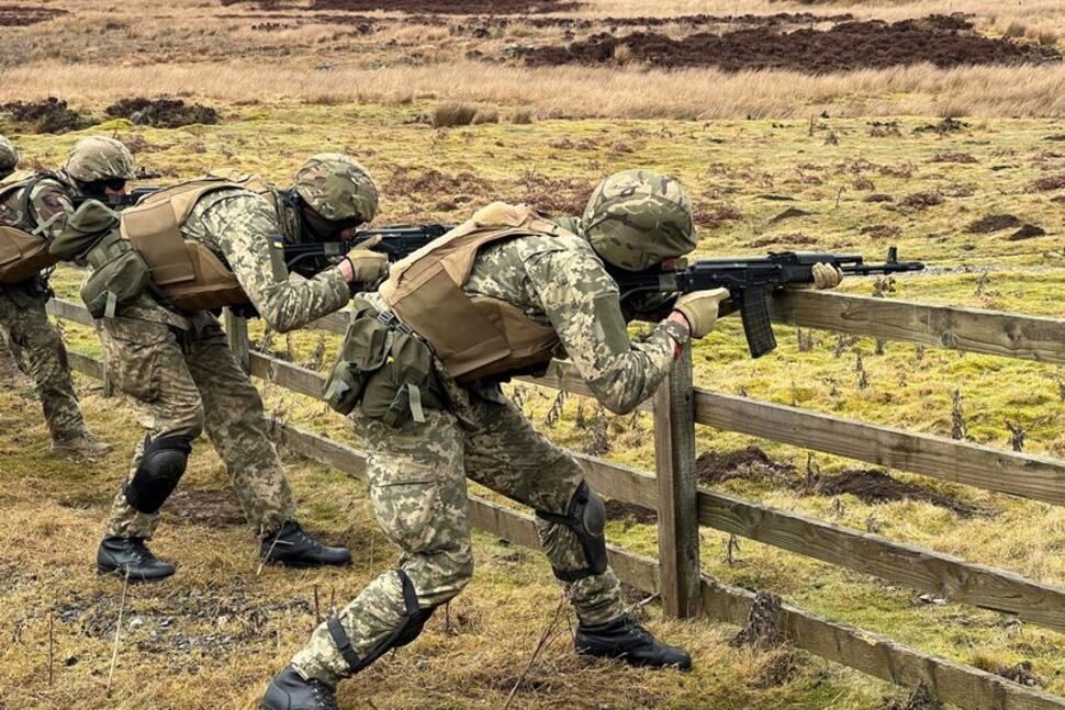 На севере Англии мирные жители Украины становятся солдатами!!