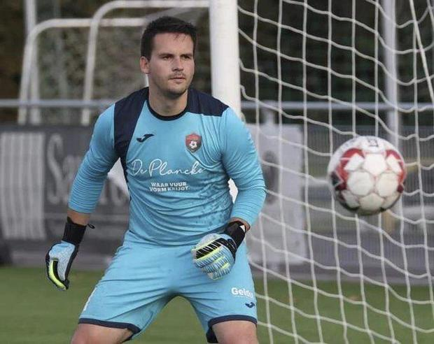 Бельгийский вратарь умирает после падения на поле и якобы отбитого пенальти.