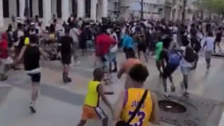 Американский рэпер навел истерию в столице Кубы. Он бросил стодолларовые купюры в фанатов.