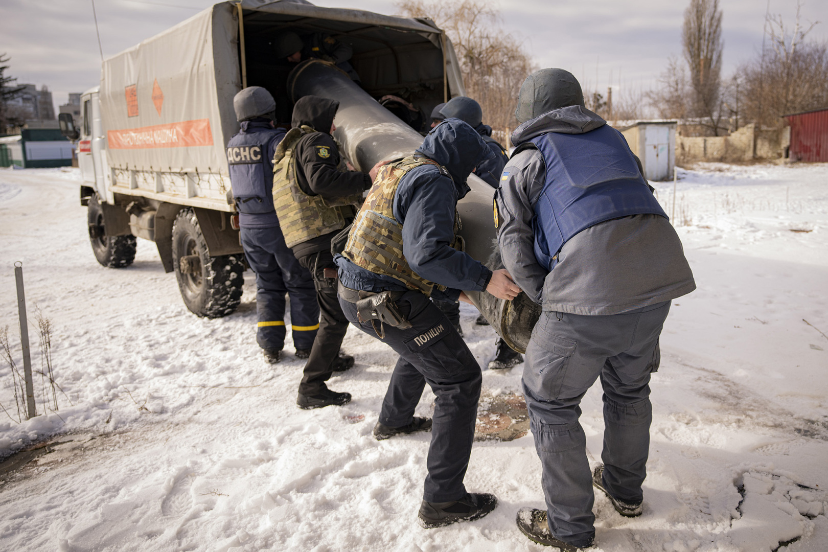 На фотографиях: Украинцы охраняют останки российской ракеты