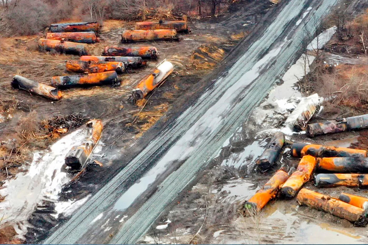 Катастрофа в Огайо поезд с опасными химикатами сошёл с рельс