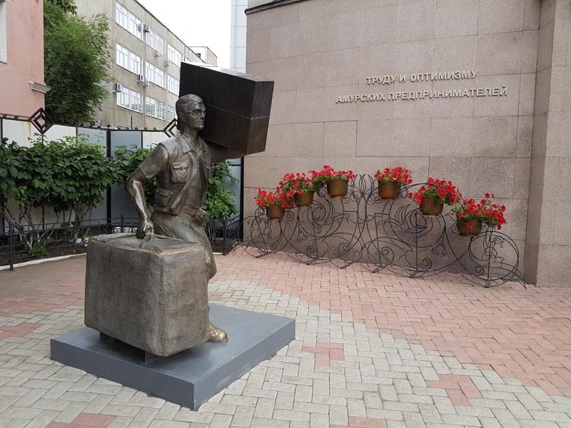 Сегодня праздник у меня ! Узнала, что нам челнокам, уже во многих городах России памятники поставили !