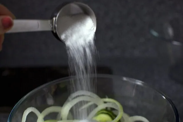 Масло соленья и хлеб