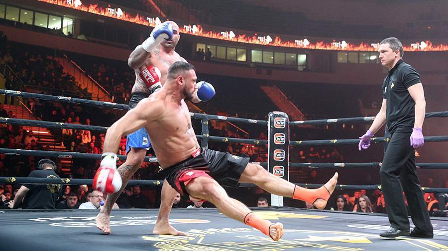 Бойцовский Клуб: "После захватывающего боя Гаджи Наврузов "Автомат" выносится рефери за ринг после поражения от Родригеса."