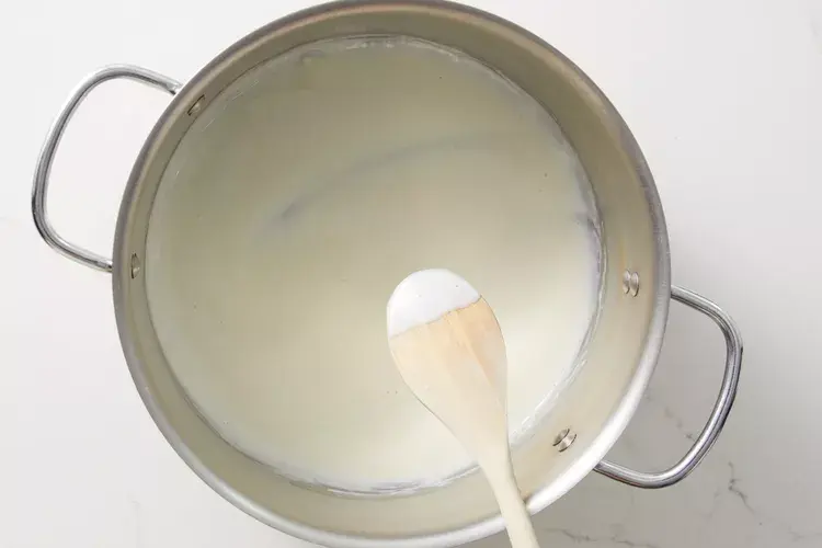 Жареные кусочки макарон с сыром