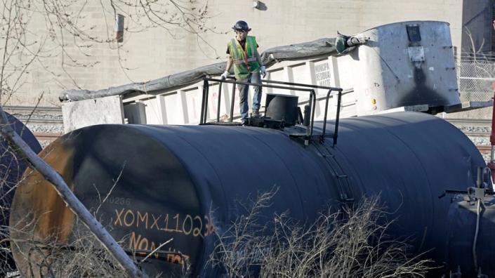 Что нужно знать о химических веществах в поезде, сошедшем с рельсов в Огайо.