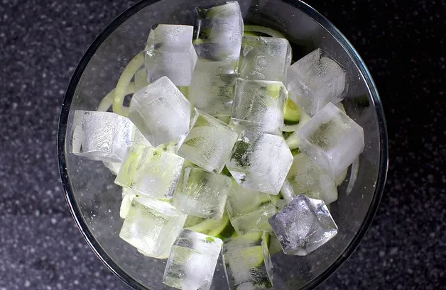 Масло соленья и хлеб