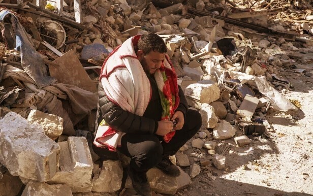 Как выживший при землетрясении мужчина, узнал, что его новорожденный сын выжил 11 дней спустя