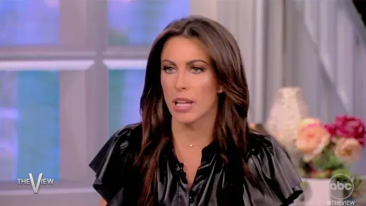 Байдена высмеивают, поскольку попытка напасть на ДеСантиса превращается в «случайное одобрение выбора школы»