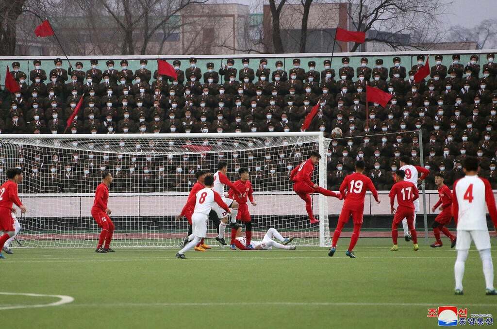Северная Корея запустила баллистическую ракету, Ким повела «наследницу» на футбольный матч