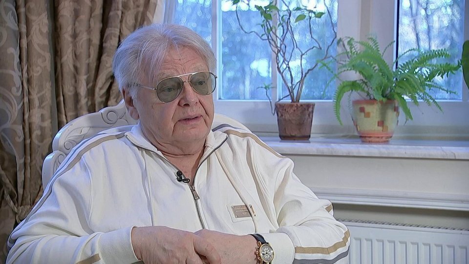 Трижды женат, прячется в роскошном замке с кошками .