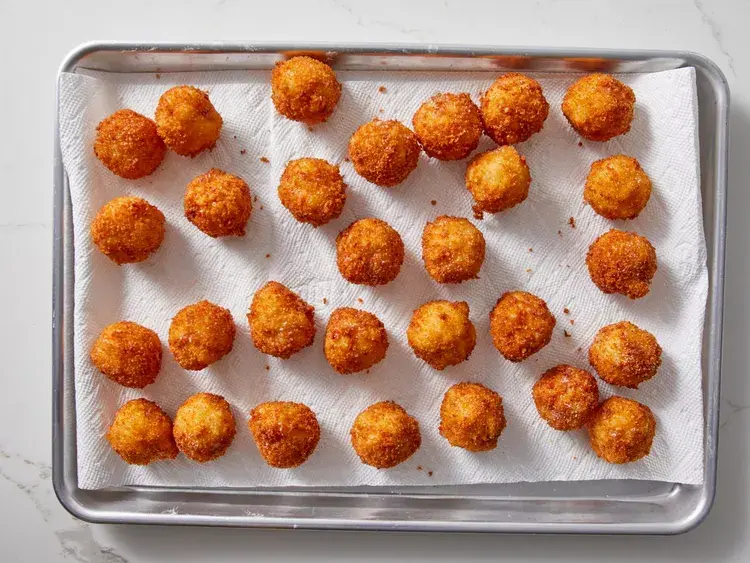 Жареные кусочки макарон с сыром