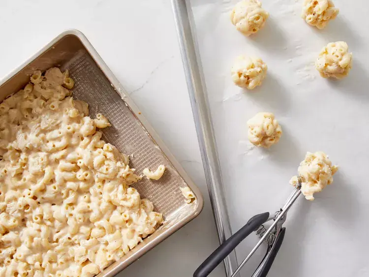 Жареные кусочки макарон с сыром